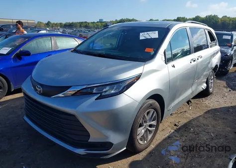 2021 Toyota Sienna Le z USA, uszkodzony, nr VIN 5TDKRKEC6MS068206